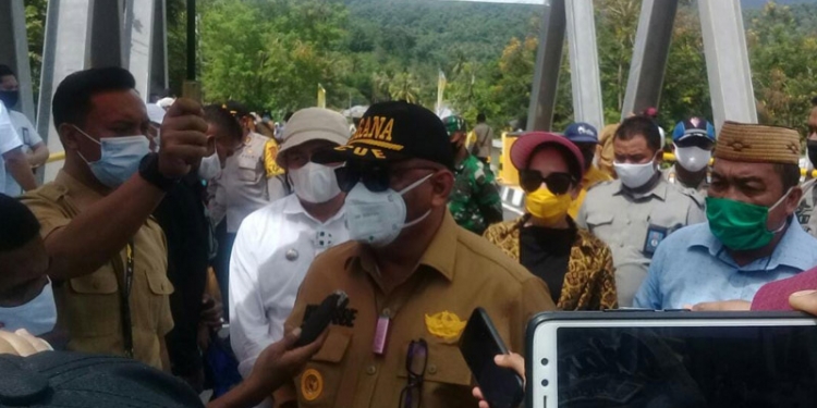 Gubernur Rusli Habibie saat meninjau Jembatan Molintogupo yang telah diresmikan. (Foto Indra/Gopos)