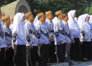 Guru di Gorontalo mengikuti upacara peringatan hari guru di lapangan museum purbakala Popa Eyato. (dok. Humas Pemprov Gorontalo)