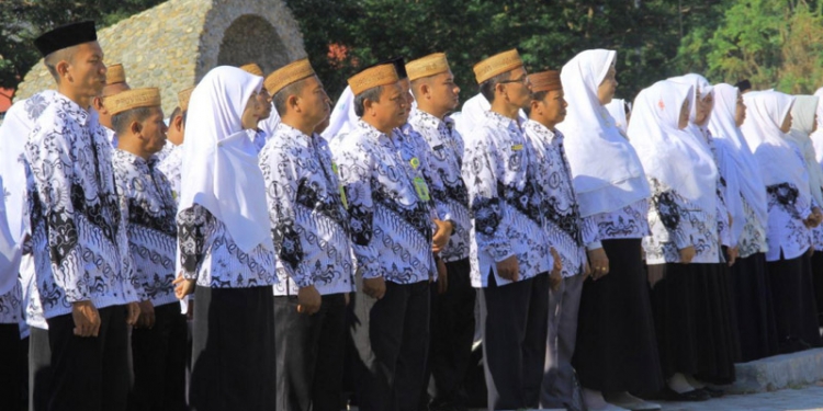 Guru di Gorontalo mengikuti upacara peringatan hari guru di lapangan museum purbakala Popa Eyato. (dok. Humas Pemprov Gorontalo)