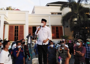 Cabup Bone Bolango, Hamim Pou, menyampaikan orasi politik di hadapan massa pendukung, Rabu (9/12/2020). (Rahman/gopos)