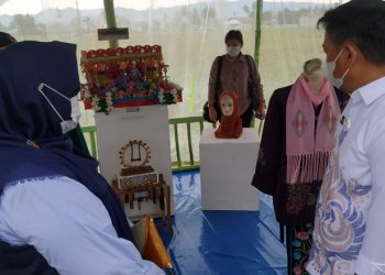 Bupati Bone Bolango saat meninjau hasil karya seni rupa yang dipamerkan dalam Pameran Seni Rupa di Desa Huntu Selatan, Bone Bolango. (istimewa)