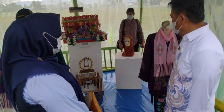 Bupati Bone Bolango saat meninjau hasil karya seni rupa yang dipamerkan dalam Pameran Seni Rupa di Desa Huntu Selatan, Bone Bolango. (istimewa)