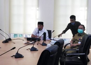 Bupati Bone Bolango, Hamim Pou menjadi pembicara dalam Webinar yang diselenggarakan oleh Asosiasi Ilmu Politik Indonesia (AIPI) terkait Evaluasi pilkada bagian II : Koordinasi Pemerintah dan KPU dalam penyusunan daftar pemilih.