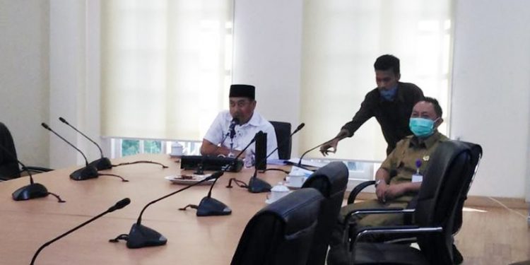 Bupati Bone Bolango, Hamim Pou menjadi pembicara dalam Webinar yang diselenggarakan oleh Asosiasi Ilmu Politik Indonesia (AIPI) terkait Evaluasi pilkada bagian II : Koordinasi Pemerintah dan KPU dalam penyusunan daftar pemilih.