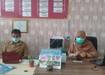 Kepala Bidang Pencegahan dan Pengendalian Penyakit (P2P) Dinas Kesehatan Bone Bolango dr. Rahayu Tulen didampingi Kepala Seksi Pencegahan dan Pengendalian Penyakit Menular (P2M) Dinas Kesehatan Bone Bolango Djamaludin Nento, SE