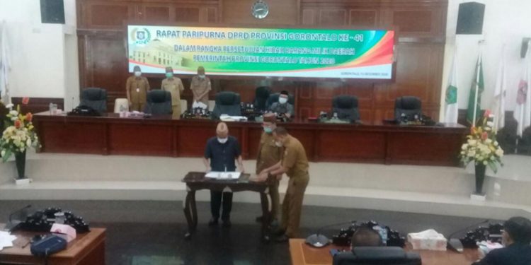 Sidang Paripurna Deprov Gorontalo tentang persetujuan hibah lahan seluas 10 hektar ke Pemkab Bone Bolango, Selasa (15/12/2020). (Indra/gopos)