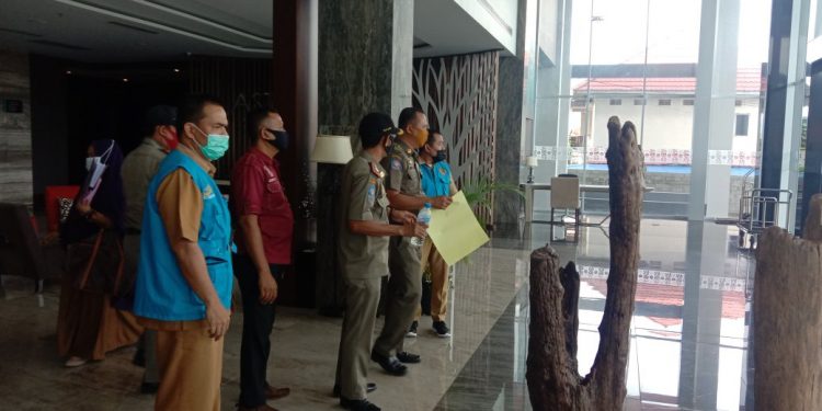 Pihak Pemerintah kota Gorontalo mendatangi Hotel Aston Gorontalo, guna menyelesaikan perkara tunggakan pajak. Foto: Aldy/gopos.