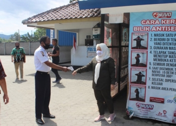 Anggota DPR RI Idah Syahidah menjalani prosedur protokol kesehatan saat melakukan peninjauan di salah satu gudang pangan di Kota Gorontalo, Jumat (18/12/2020). (putra/gopos)