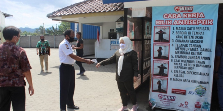 Anggota DPR RI Idah Syahidah menjalani prosedur protokol kesehatan saat melakukan peninjauan di salah satu gudang pangan di Kota Gorontalo, Jumat (18/12/2020). (putra/gopos)