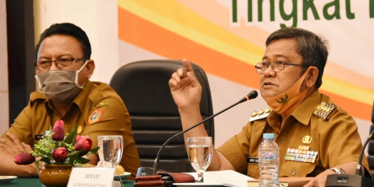 Bupati Gorut, Indra Yasin saat membukan kegiatan Forum Discussion (FGD), pencapaian program PIS-PK, Selasa (8/12/2020) di Maqna Hotel, Kota Gorontalo. (foto.hms)