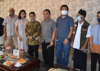 Bupati Gorontalo, Nelson Pomalingo Bersama Jajarannya, Foto bersama dengan Pengusaha Asal Kanada, Christopher Radhakrisnan. Foto (Istimewa)