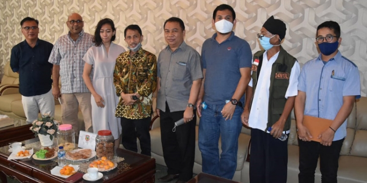 Bupati Gorontalo, Nelson Pomalingo Bersama Jajarannya, Foto bersama dengan Pengusaha Asal Kanada, Christopher Radhakrisnan. Foto (Istimewa)