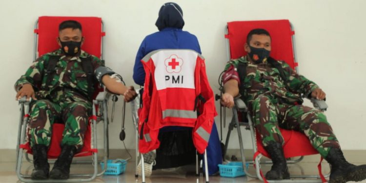 Kegiatan donor darah yang dilaksanakan oleh Korem 133/NWB menjelang hari juang TNI AD. Foto: Istimewa.