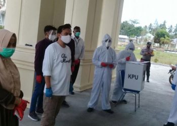 Ketua KPU Bone Bolango Adnan Berahim  memonitoring penyaluran hak suara
