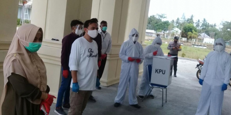 Ketua KPU Bone Bolango Adnan Berahim memonitoring penyaluran hak suara
