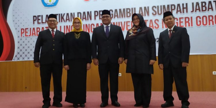 Rektor UNG bersama para Wakil Rektor usai melaksanakan prosesi upacara pelantikan dan pengambilan sumpah jabatan dilingkungan UNG. Foto: Istimewa.