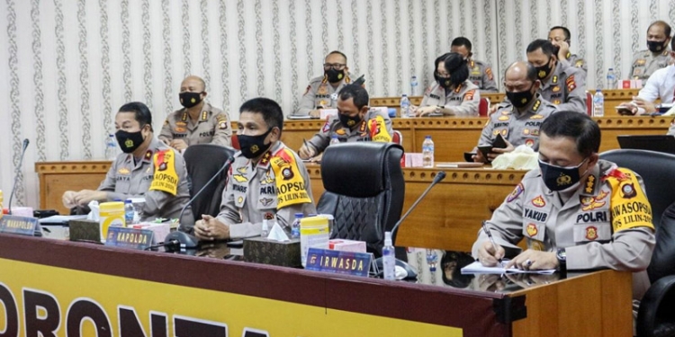 Kapolda Gorontalo, Irjen Pol Akhmad Wiyagus (depan-tengah) saat memimpin rapat virtual bersama seluruh Kapolres jajaran se-Gorontalo.(Dok. Humas Polda Gorontalo)