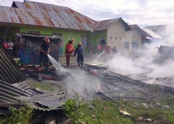 Petugas pemadam kebakaran memadamkan kobaran api dalam peristiwa kebakaran di Jl. Mangga II, Kelurahan Huangobotu, Kecamatan Dungingi, Kota Gorontalo, Kamis (31/12/2020). (istimewa)
