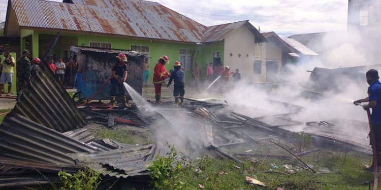 Petugas pemadam kebakaran memadamkan kobaran api dalam peristiwa kebakaran di Jl. Mangga II, Kelurahan Huangobotu, Kecamatan Dungingi, Kota Gorontalo, Kamis (31/12/2020). (istimewa)