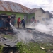 Petugas pemadam kebakaran memadamkan kobaran api dalam peristiwa kebakaran di Jl. Mangga II, Kelurahan Huangobotu, Kecamatan Dungingi, Kota Gorontalo, Kamis (31/12/2020). (istimewa)