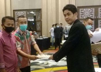 Direktur Program PKPD, Amiruddin saat menerima MOU bersama Pemerintah Bone Bolango dalam hal Teknis Penyusunan RAB Desain. Foto: Indra/gopos.