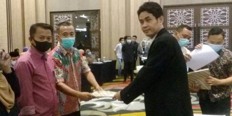 Direktur Program PKPD, Amiruddin saat menerima MOU bersama Pemerintah Bone Bolango dalam hal Teknis Penyusunan RAB Desain. Foto: Indra/gopos.