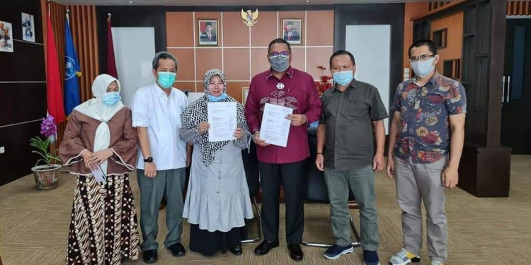 Rektor UNG bersama GIZ-Federal Republic of Germany usia menandatangai kerjasama demi mendorong SDGs di Gorontalo. Foto: Istimewa.