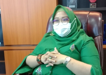 Wakil Rektor Bidang Kemahasiswaan dan Alumni, Karmila Machmud, saat menegaskan bahwa proses pemilihan Ormawa ditataran jurusan dan senat UNG, hanya diperbolehkan secara aklamasi dan E-voting. Foto: Aldy/gopos.