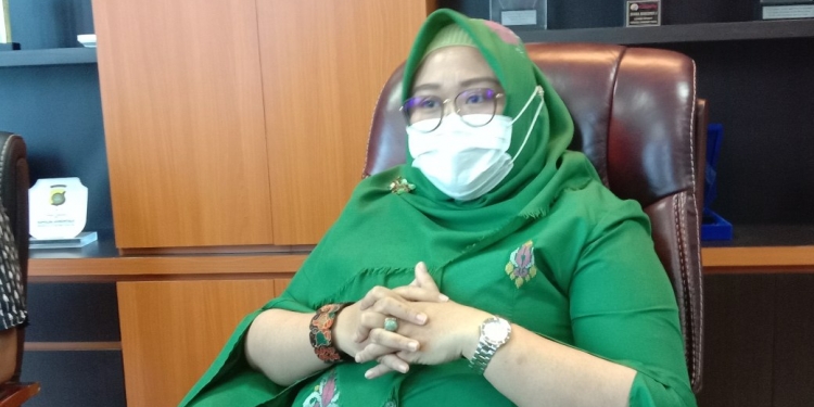 Wakil Rektor Bidang Kemahasiswaan dan Alumni, Karmila Machmud, saat menegaskan bahwa proses pemilihan Ormawa ditataran jurusan dan senat UNG, hanya diperbolehkan secara aklamasi dan E-voting. Foto: Aldy/gopos.