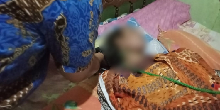 Jasad korban gantung diri saat disemayamkan di rumah duka di Kelurahan Tuladenggi, Kecamatan Dungingi, Kota Gorontalo, Jumat (11/11/2020). (istimewa)