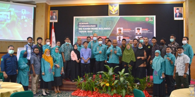 Ketua MD KAHMI Bone Bolango, Basir Noho saat foto bersama usai kegiatan Seminar Pembangunan di Hotel Grand Q Kota Gorontalo (foto istimewa)