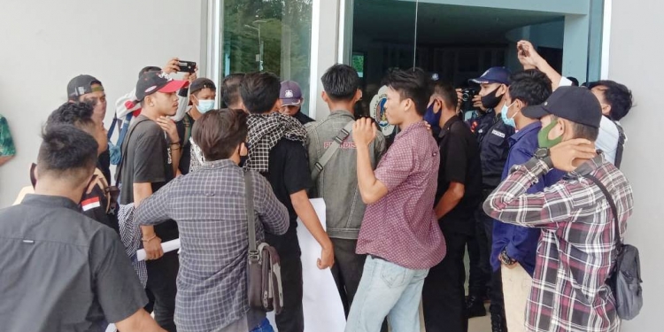 Puluhan mahasiswa UNG, melaksanakan aksi demo di Gedung Rektorat UNG, terkait SE Rektor. Foto: Aldy/gopos.