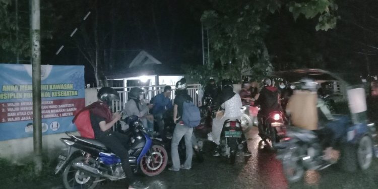 Puluhan mahasiswa UNG padati pintu masuk kampus, akibat tidak diberikan akses masuk oleh petugas keamanan. Foto: Aldy/gopos