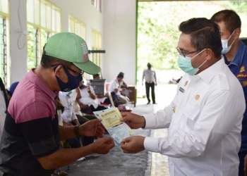 Wali KOta Gorontalo, Marten Taha saat melaunching sistem informasi pengujian kenderaan bermotor (SIM PKB) Dinas Perhubungan Kota Gorontalo. Foto: Istimewa.