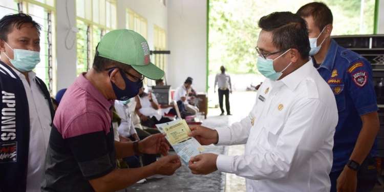 Wali KOta Gorontalo, Marten Taha saat melaunching sistem informasi pengujian kenderaan bermotor (SIM PKB) Dinas Perhubungan Kota Gorontalo. Foto: Istimewa.