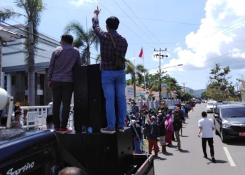 Aliansi Masyarakat Gorontalo mengelar aksi damai di Kejati Gorontalo dalam rangka memeringati Hari Antikorupsi Sedunia, Senin (14/12/2020). (Rahman/gopos)