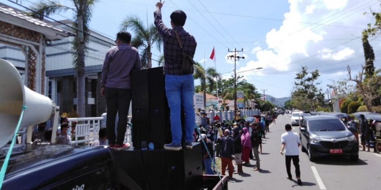 Aliansi Masyarakat Gorontalo mengelar aksi damai di Kejati Gorontalo dalam rangka memeringati Hari Antikorupsi Sedunia, Senin (14/12/2020). (Rahman/gopos)