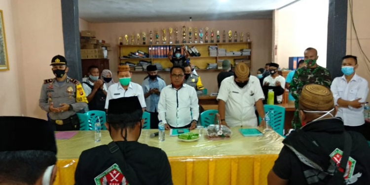 Pertemuan mediasi yang dilakukan Polsek Tapa menindaklanjuti polemik aliran meresahkan masyarakat di Desa Talumopatu, Kecamatan Tapa, Bone Bolango, Rabu (16/12/2020). (istimewa)