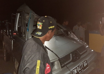 Mobil pikap terbalik