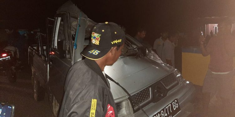 Mobil pikap terbalik