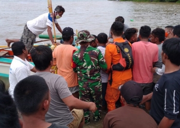 Tim gabungan melakukan evakuasi terhadap nelayan yang  ditemukan tak bernyawa setelah sebelumnya hilang di perairian Desa Tolango, Gorontalo Utara. (istimewa)