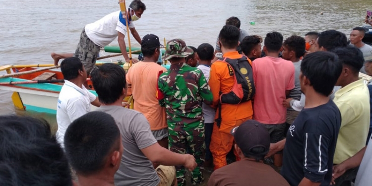 Tim gabungan melakukan evakuasi terhadap nelayan yang  ditemukan tak bernyawa setelah sebelumnya hilang di perairian Desa Tolango, Gorontalo Utara. (istimewa)