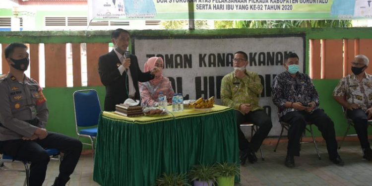 Bupati Nelson Pomalingo Saat memberikan penyampain Dalam Forum Komunikasi Camat Se-Kabupaten Gorontalo