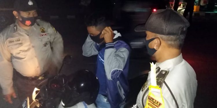 Operasi protokol kesehatan (Prokes) yang dilaksanakan oleh Polres dan Satpol PP Bone Bolango, Selasa (8/12/2020).(rahman/gopos)