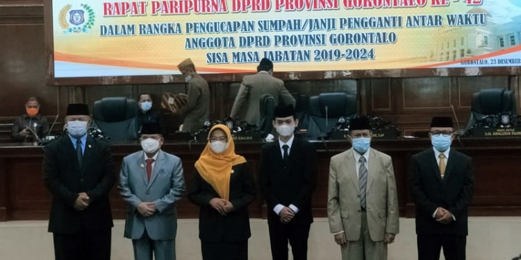 PAW Aleg Deprov Gorontalo Nikma Tahir dilantik pada rapat Paripurna DPRD Provinsi Gorontalo ke-42 di Gedung DPRD Provinsi Gorontalo,Rabu (23/12/2020). (ari/gopos)