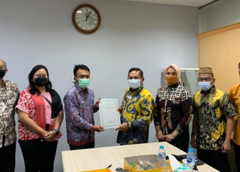 Wali Kota Gorontalo, Marten Taha (batik kuning) menerima dokumen persetujuan anggaran PEN dari PT SMI senilai Rp294 miliar. (istimewa)