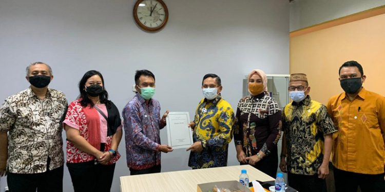 Wali Kota Gorontalo, Marten Taha (batik kuning) menerima dokumen persetujuan anggaran PEN dari PT SMI senilai Rp294 miliar. (istimewa)