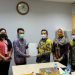 Wali Kota Gorontalo, Marten Taha (batik kuning) menerima dokumen persetujuan anggaran PEN dari PT SMI senilai Rp294 miliar. (istimewa)