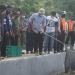 Bupati Hamim Pou saat melakukan panen udang vaname di Desa Tolotio Kecamatan Bone Pantai