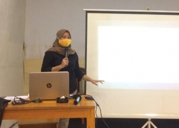 Okta Mansa saat memberikan pelatihan TOEFL di Gorontalo. Foto: Istimewa.